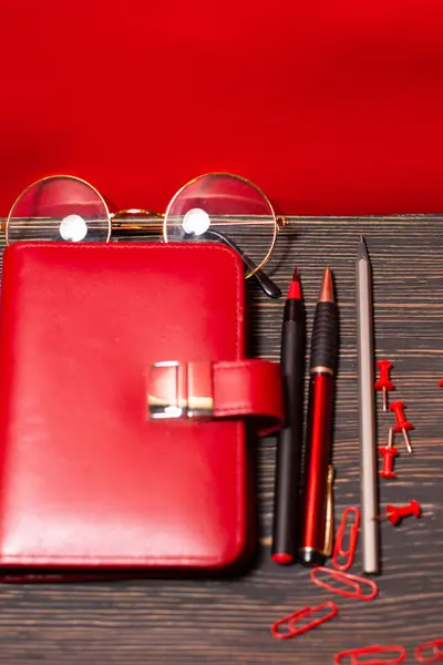 Schreibwaren Und Damenaccessoires Roter Farbe Auf Schwarzem Und Rotem Hintergrund — Stockfoto