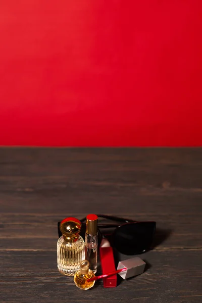 Damenaccessoires Auf Rotem Und Schwarzem Hintergrund Lippenstift Brille Parfüm — Stockfoto