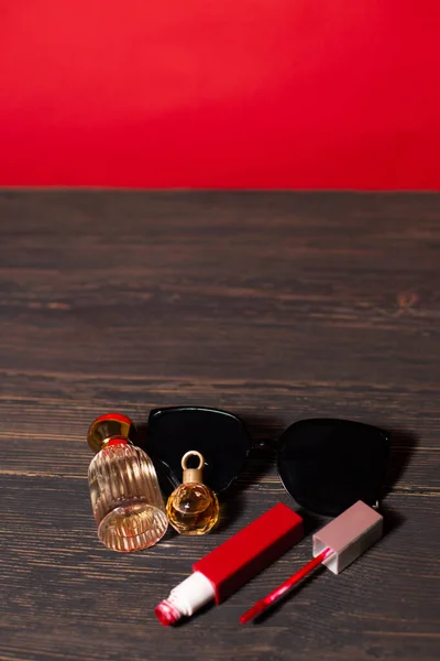 Dámské Doplňky Červeném Černém Pozadí Rtěnka Brýle Parfém — Stock fotografie