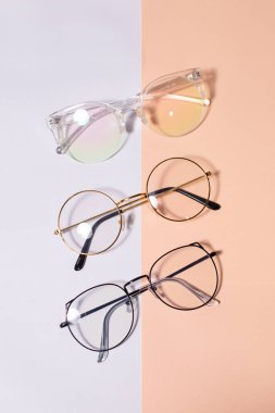 Güzel bir arkaplanda ince çerçeveli gözlük.