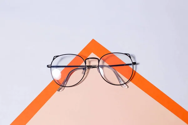 Szemüveg Vékony Keretben Egy Gyönyörű Háttér — Stock Fotó