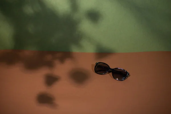 Černé Sluneční Brýle Silných Rámečcích Krásném Pozadí Stínem Listí — Stock fotografie