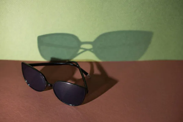 Svarta Solglasögon Tjocka Ramar Vacker Bakgrund Med Skugga Blad — Stockfoto
