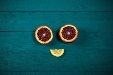 Taze Sicilya portakalı ve sulu bir limondan neşeli bir gülümseme.