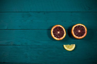 Taze Sicilya portakalı ve sulu bir limondan neşeli bir gülümseme.