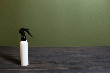 Güzel bir arka planda siyah spreyli beyaz bir şişe.