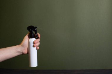 Güzel bir arka planda siyah spreyli beyaz bir şişe.