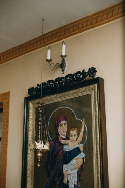 Kilisedeki bir çocuğun vaftiz töreni, vaftiz sürecinin detayları ve unsurları.