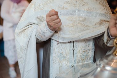 Kilisedeki bir çocuğun vaftiz töreni, vaftiz sürecinin detayları ve unsurları.