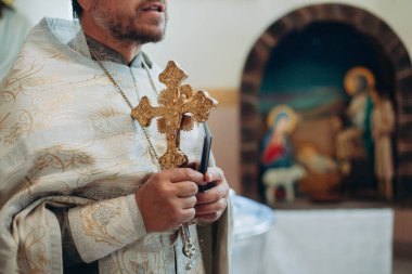 Kilisedeki bir çocuğun vaftiz töreni, vaftiz sürecinin detayları ve unsurları.