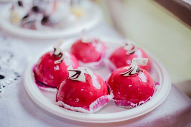 Şenlik masasında tatlı ve atıştırmalıklar