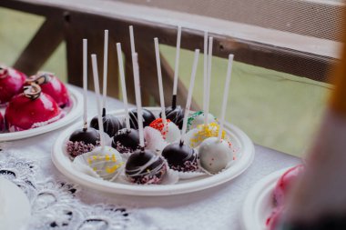 Şenlik masasında tatlı ve atıştırmalıklar