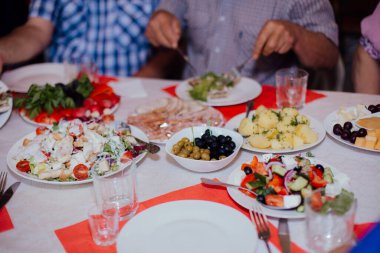 Yiyecek ve içeceklerle dolu şenlikli bir masa.