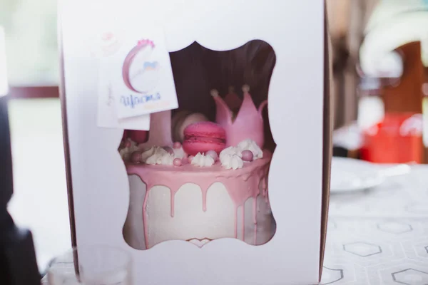 Bir Kızın Doğum Günü Için Şenlikli Pembe Bir Pasta — Stok fotoğraf