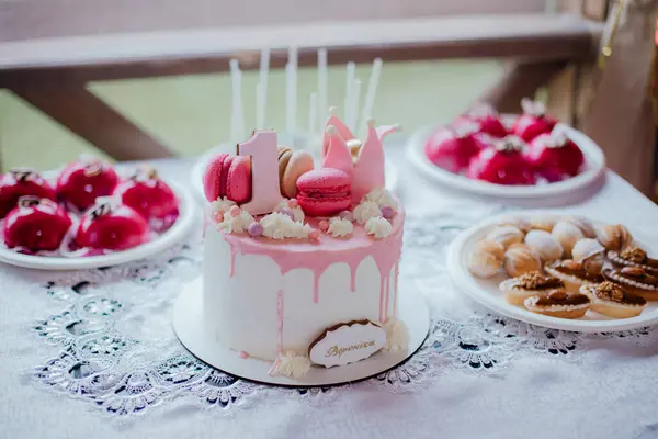 Ünnepi Rózsaszín Torta Egy Lány Szülinapjára — Stock Fotó