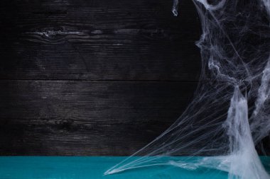 Siyah arkaplanda Cadılar Bayramı için örümceklerle dekoratif ağ