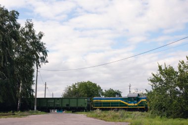 Vagonları olan bir yük treni raylar boyunca ilerliyor.