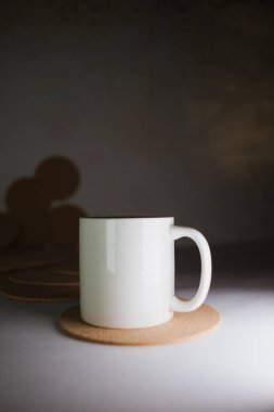 Beyaz fonda mantar bardak altlığı var.