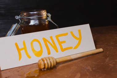 Güzel bir arka planda bal kavanozu olan 