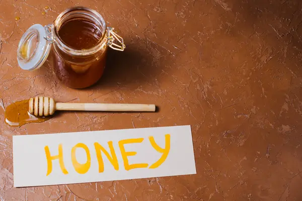 Güzel bir arka planda bal kavanozu olan 