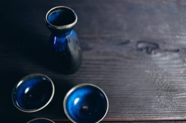 Sake. Mavi arka planda bir tabak yemek.