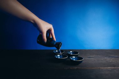 Sake. Mavi arka planda bir tabak yemek.