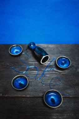 Sake. Güzel bir arka planda bir tabak sake.