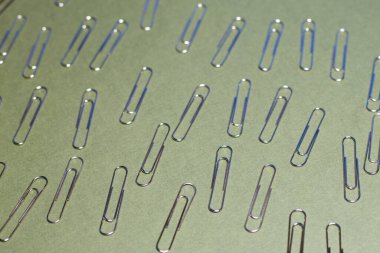 Düz arkaplanda metal ataçlar.