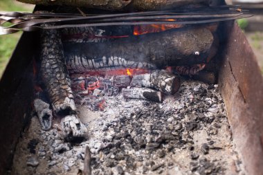 Barbeküde odun yakmak yaz günü ızgara yapmak için.