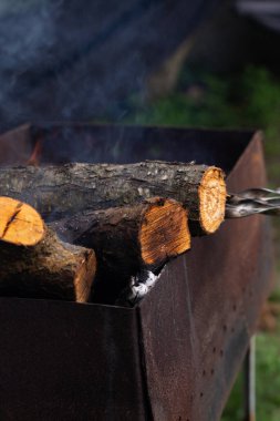 Barbeküde odun yakmak yaz günü ızgara yapmak için.