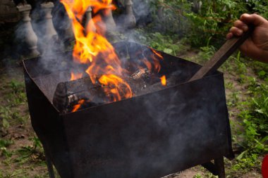 Barbeküde odun yakmak yaz günü ızgara yapmak için.