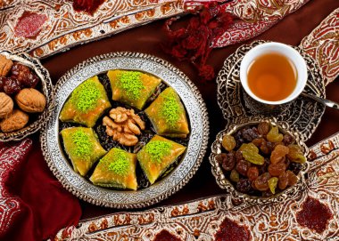 Ramazan. Üretken yapay zeka teknolojisiyle üretilen Türk lezzetleriyle bir fincan çay..