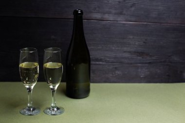 Bir bardak şampanya ve bir şişe