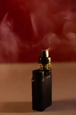 Güzel, koyu bir arka planda, dumanlı elektronik sigara.