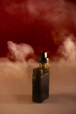 Güzel, koyu bir arka planda, dumanlı elektronik sigara.