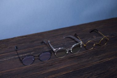 Gözlükler, görüş için bir çift gözlük, koyu ahşap bir masanın üzerinde.