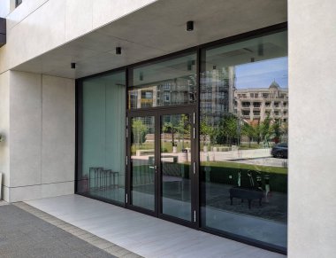 Ofiste ya da atölyede cam bölme ve kapılar.