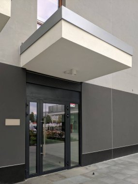 Bir mağazaya ya da ofise giriş. Gri giriş veya ofis kapıları