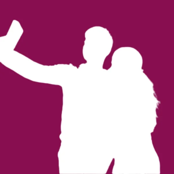 Silhouette Eines Mannes Und Einer Frau Beim Selfie — Stockfoto