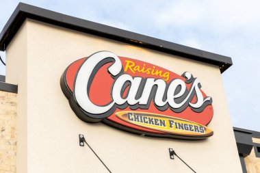 JOLIET, IL, ABD - 24 Kasım 2022: Raising Cane 's, Amerikan fast food restoran zinciri..