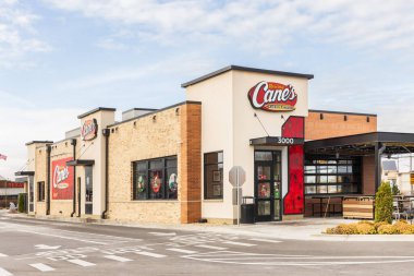 JOLIET, IL, ABD - 24 Kasım 2022: Raising Cane 's, Amerikan fast food restoran zinciri..