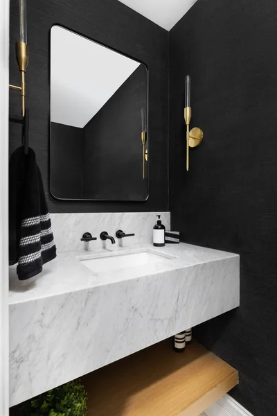 有黑色墙纸 金丝雀 浮雕大理石水池和台面的浴室 — 图库照片