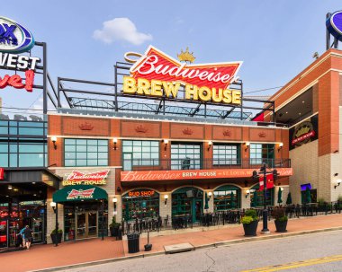 St. Louis, MO - 10 Ağustos 2018: Budweiser Brew House, Busch Stadyumu 'nun tam karşısındaki Ballpark Village' da yer almaktadır..