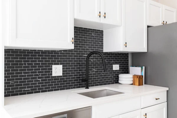 Деталі Кухонної Мийки Зняті Білими Шафами Невеликими Чорними Мармуровими Плитками — стокове фото