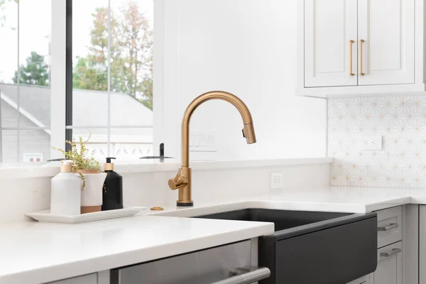 Beautiful Sink Remodeled Modern Farmhouse Kitchen Gold Faucet Black Farmhouse —  Fotos de Stock