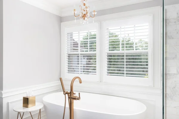 Standalone Bathtub Gold Faucet Chandelier Hanging Front Window — Foto de Stock