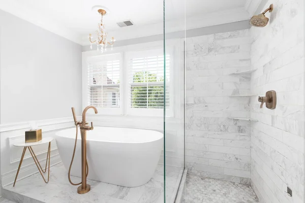 Bathroom Luxurious Shower Bathtub Standalone Tub Has Gold Faucet Chandelier — Foto de Stock