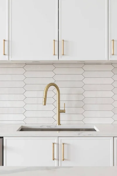 Beautiful Kitchen Faucet Detail White Cabinets Gold Faucet White Marble — Stockfoto