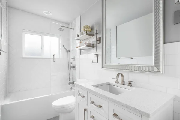 Łazienka Białą Szafką Próżność Granitowym Blatem Prysznicem Wyłożonym Dużymi Płytkami — Zdjęcie stockowe
