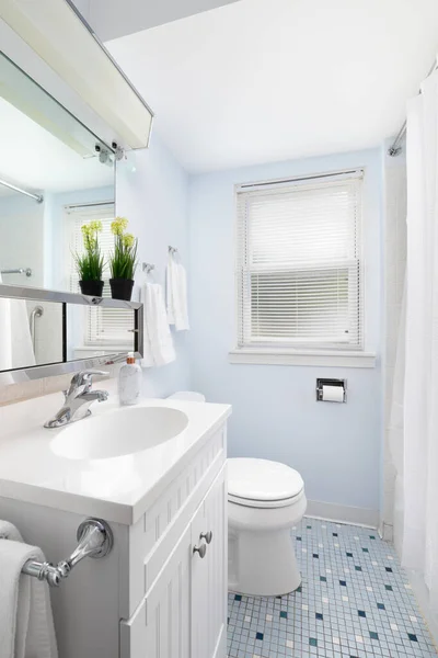 Baño Azul Con Gabinete Blanco Suelo Baldosa Cuadrada Azul — Foto de Stock